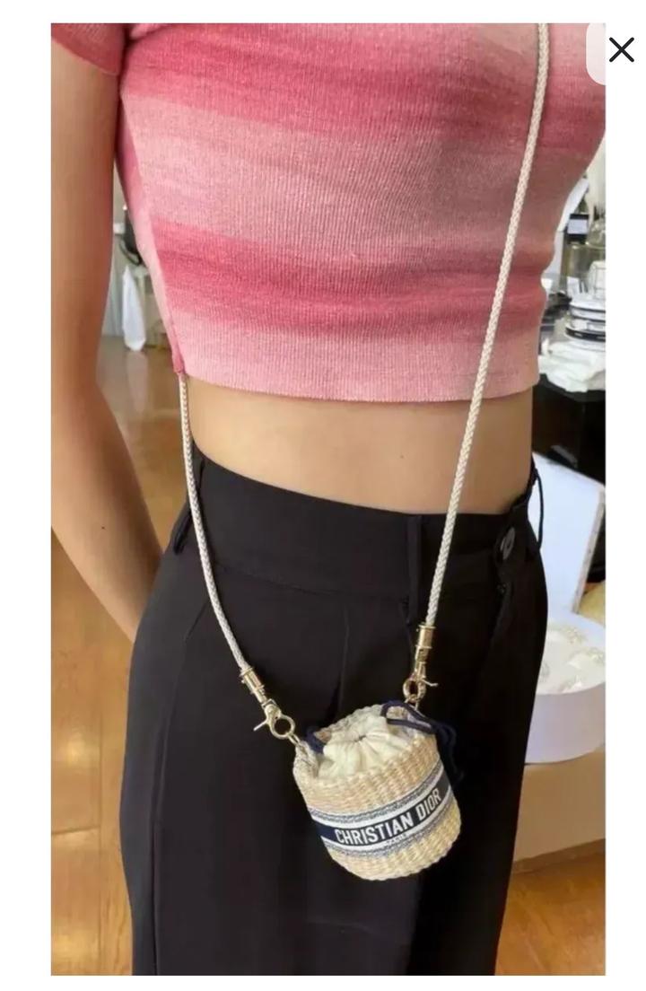 мини-сумка Christian Dior Straw Pouch, также известная как косметичка-мешок (bea
