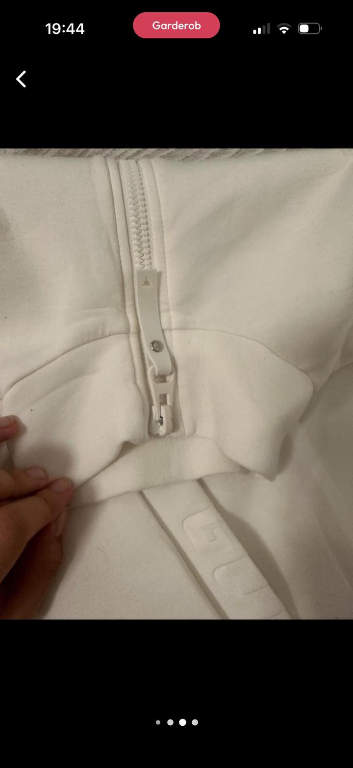 белая кофта guess