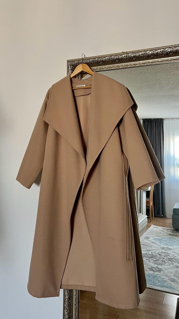 Бежевое пальто фирмы Zarina