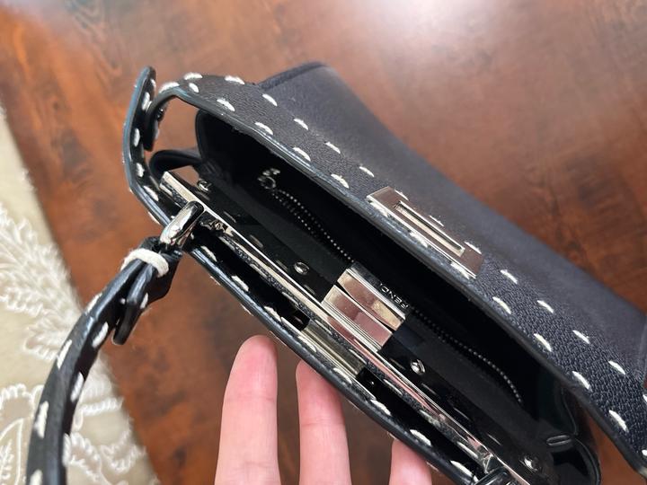 Черная кожаная сумка под Fendi