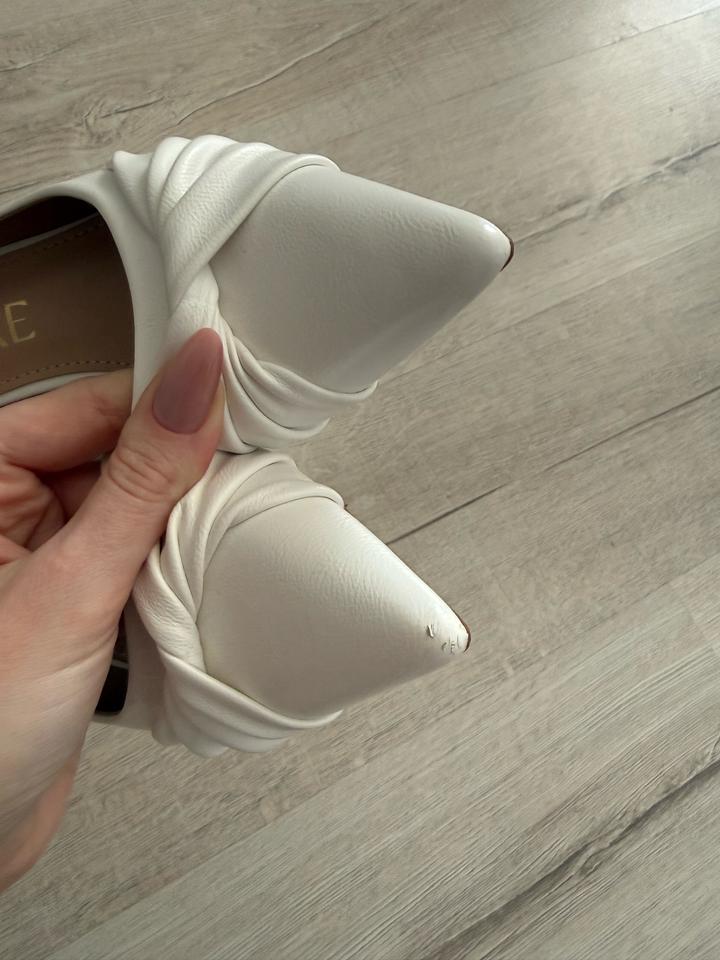 Белые туфли-лодочки на невысоком каблуке