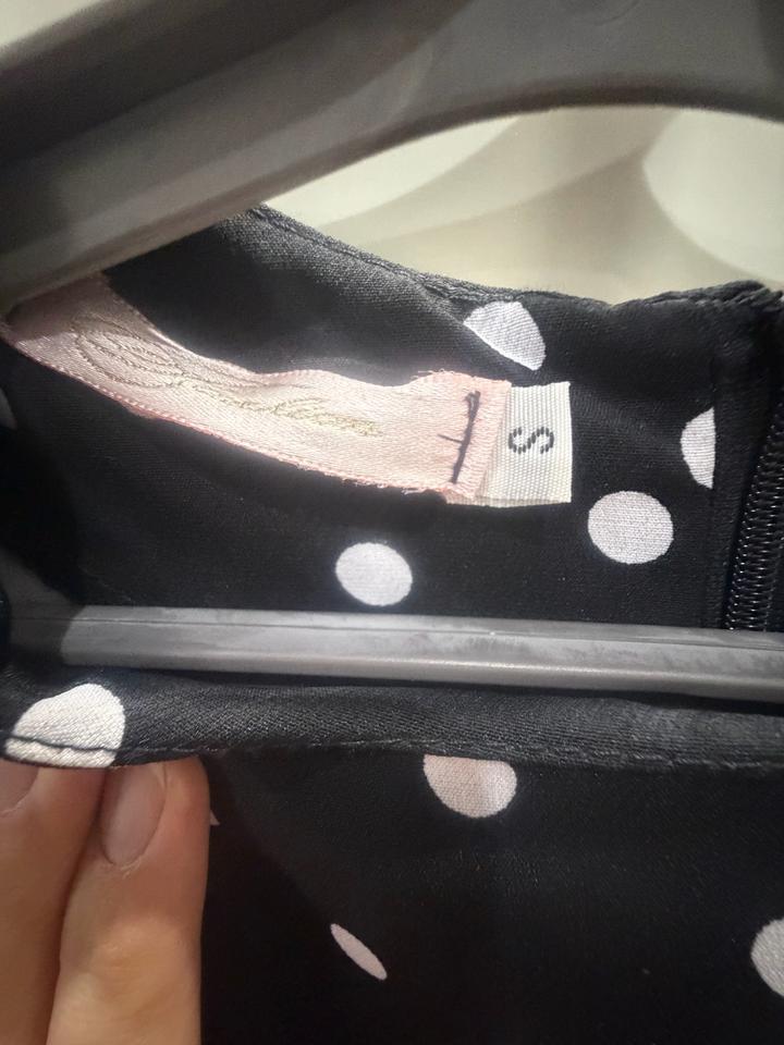 Платье черное в белый горошек