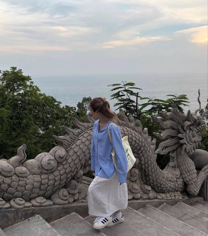 Стильная рубашка свободного кроя в голубую полоску