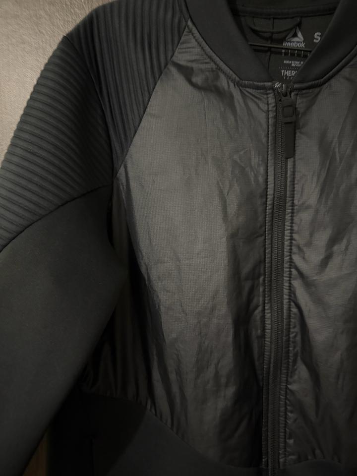 Курточка от Reebok s