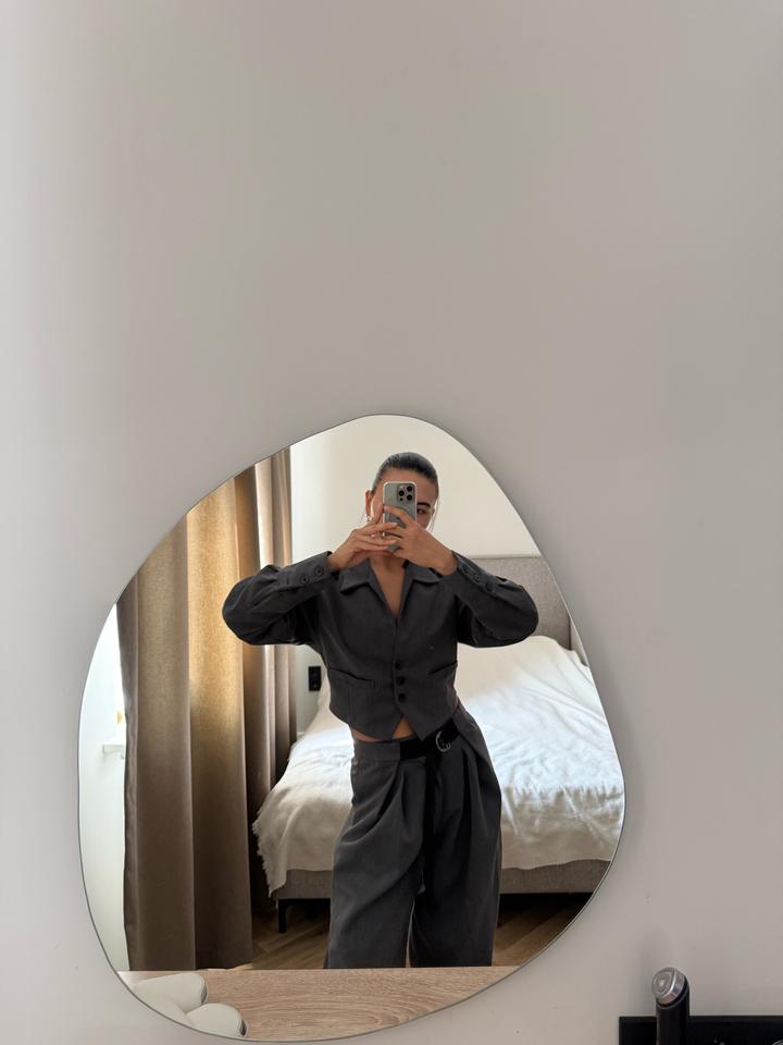 Серый брючный костюм