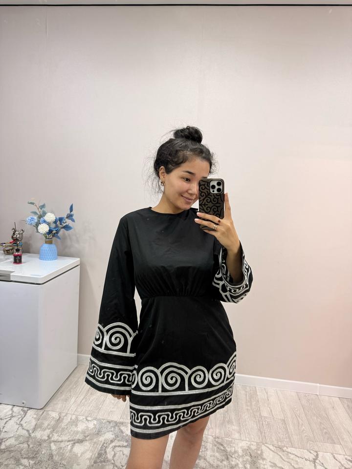 Черное платье с цветочным принтом