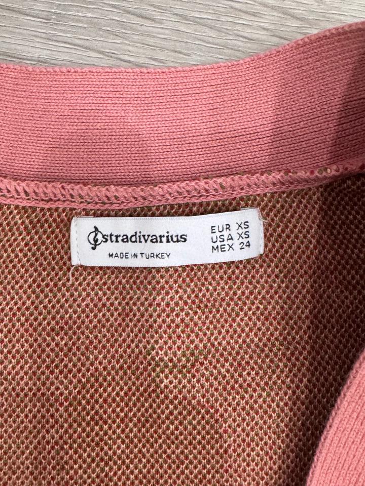 Джемпер с клубникой