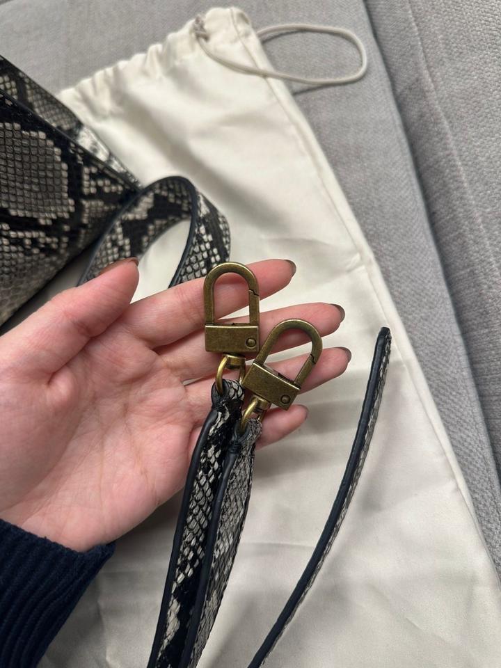 Сумка под питона от Guess