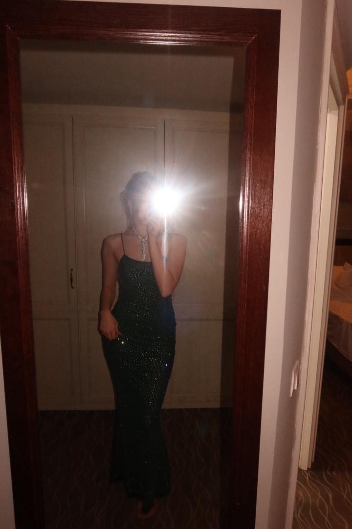 Зелёное платье с камушками