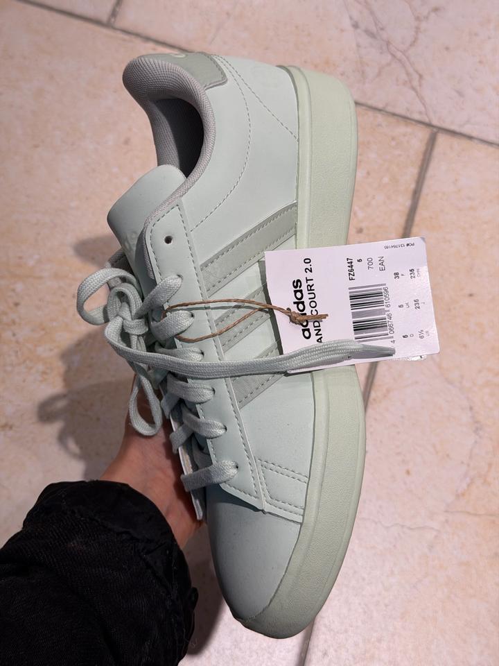 Женские кроссовки Adidas