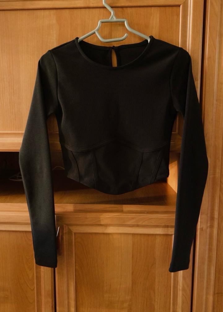 Кофта черная с имитацией корсета