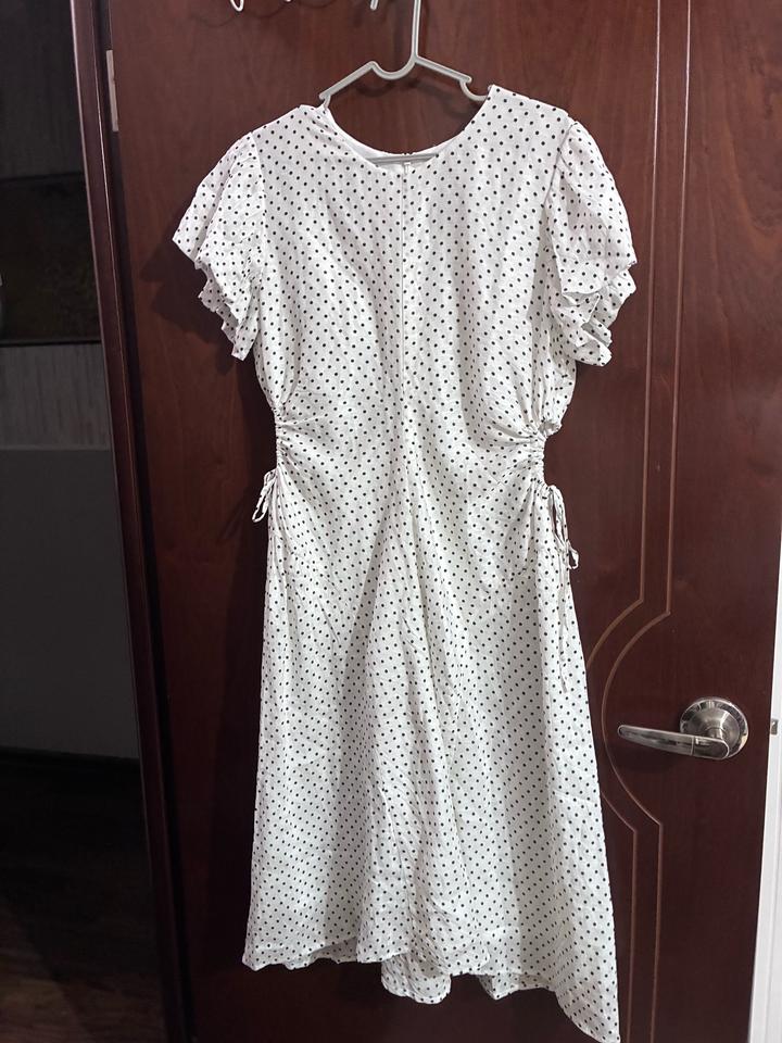 Платье с разрезами по бокам