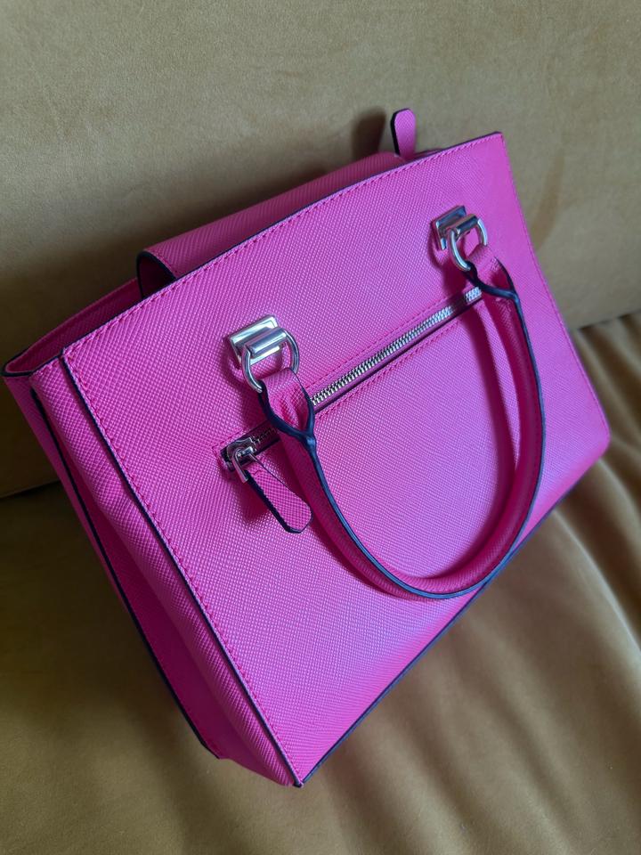 Яркая сумка GUESS