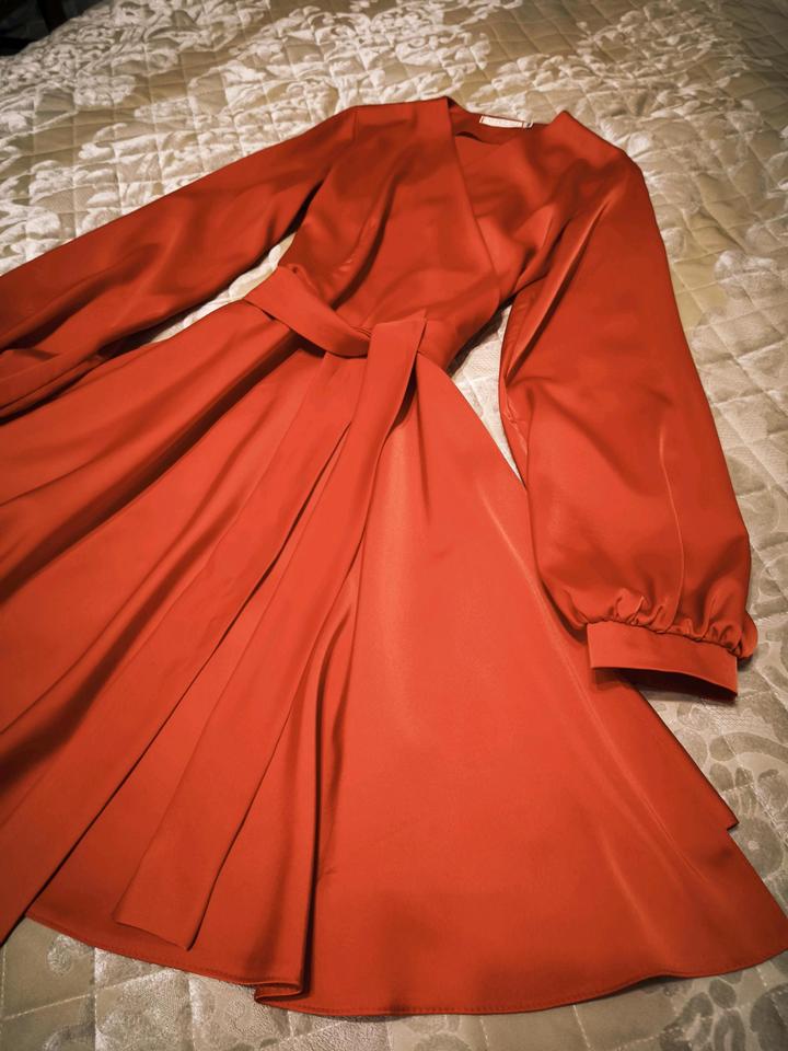 Потрясающее платье на запа́х в благородном красно-оранжевом цвете