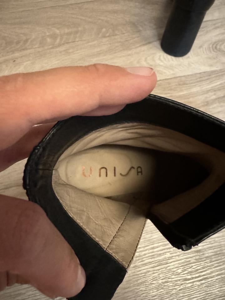 кожаные ботильоны от Unisa