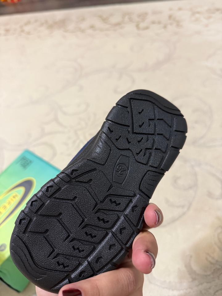 Новые детские кроссовки