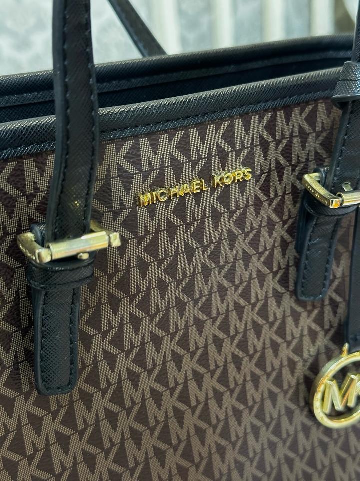 Сумка-тоут (шоппер) Michael Kors 🧡с круглым брелоком, ручками и молнией сверху.