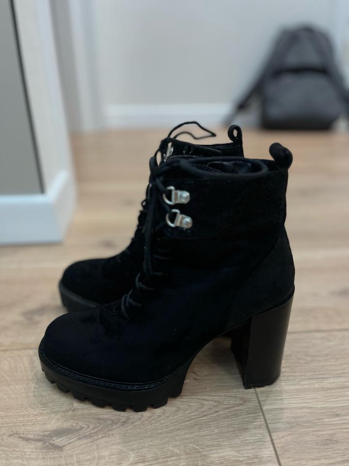 женские ботильоны на массивном каблуке в стиле: combat boots