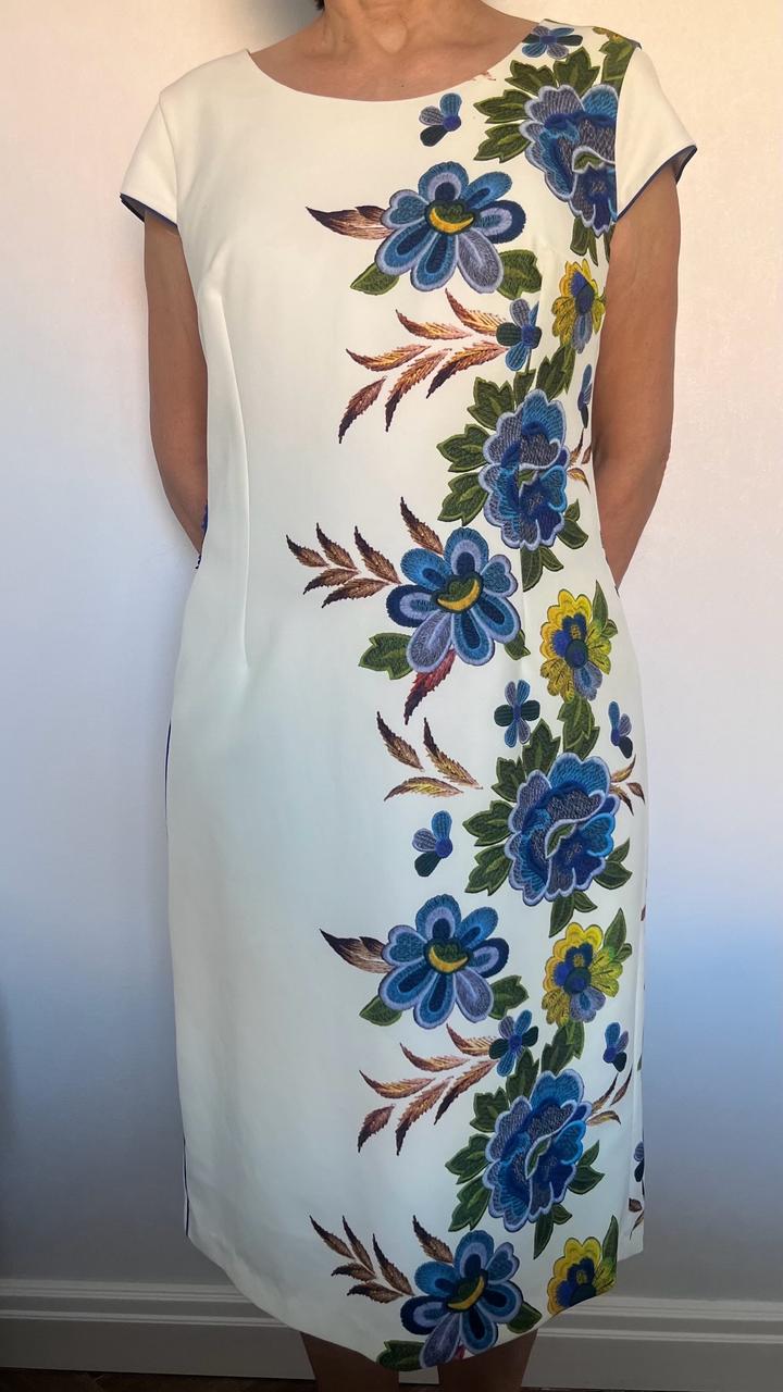 Белое платье с вышивкой