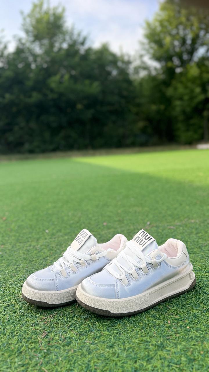 Женские кроссовки