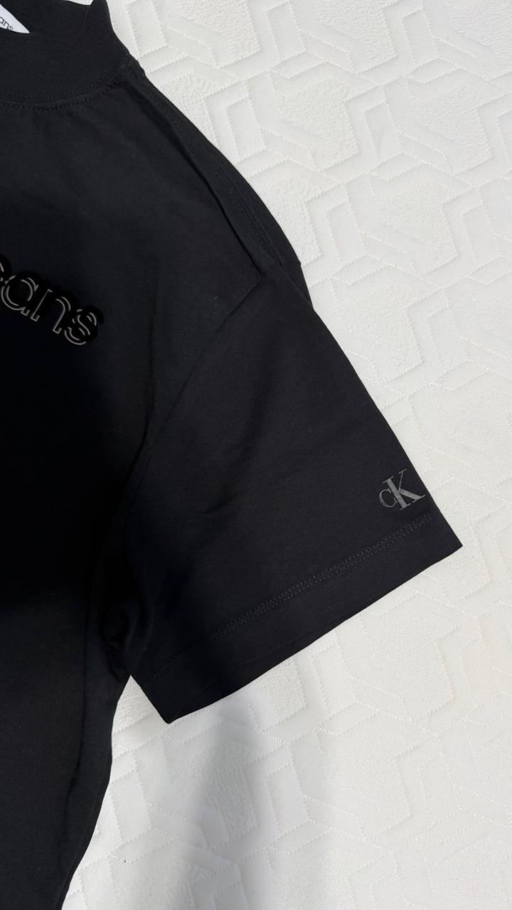 Черная футболка