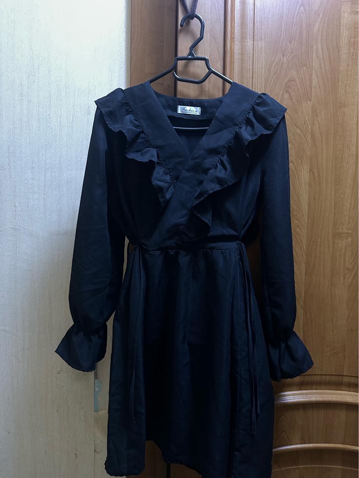 Чёрное платье с рюшами.