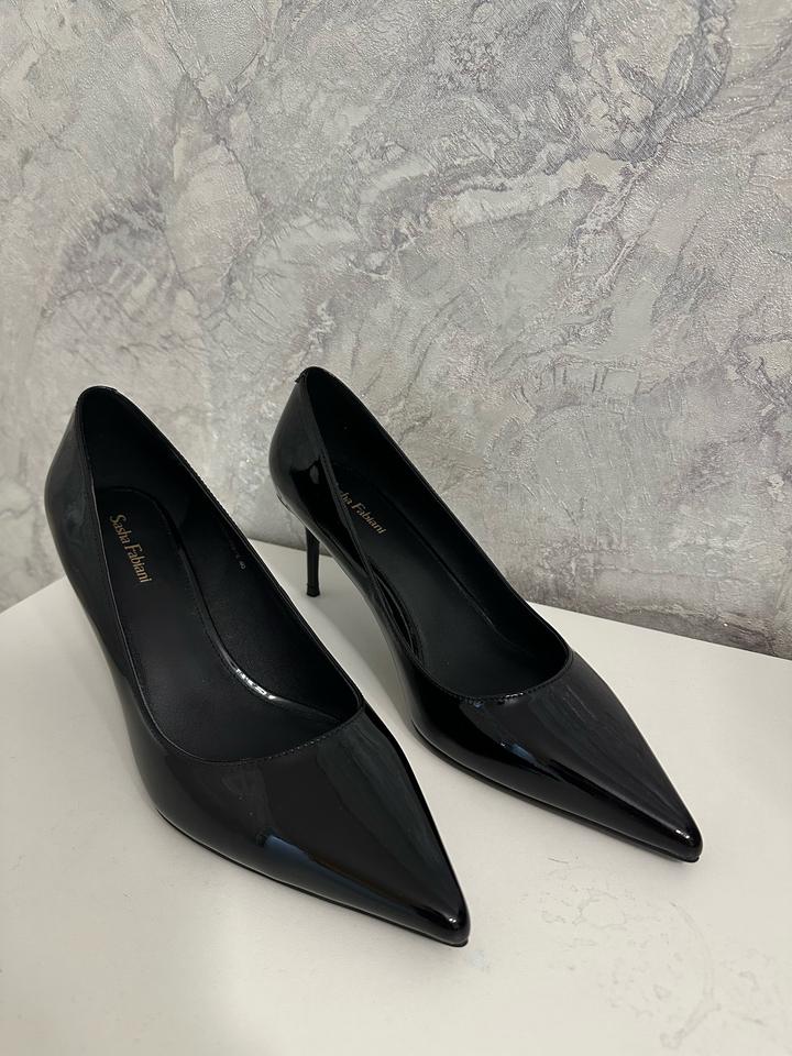 Черный лакированный туфли