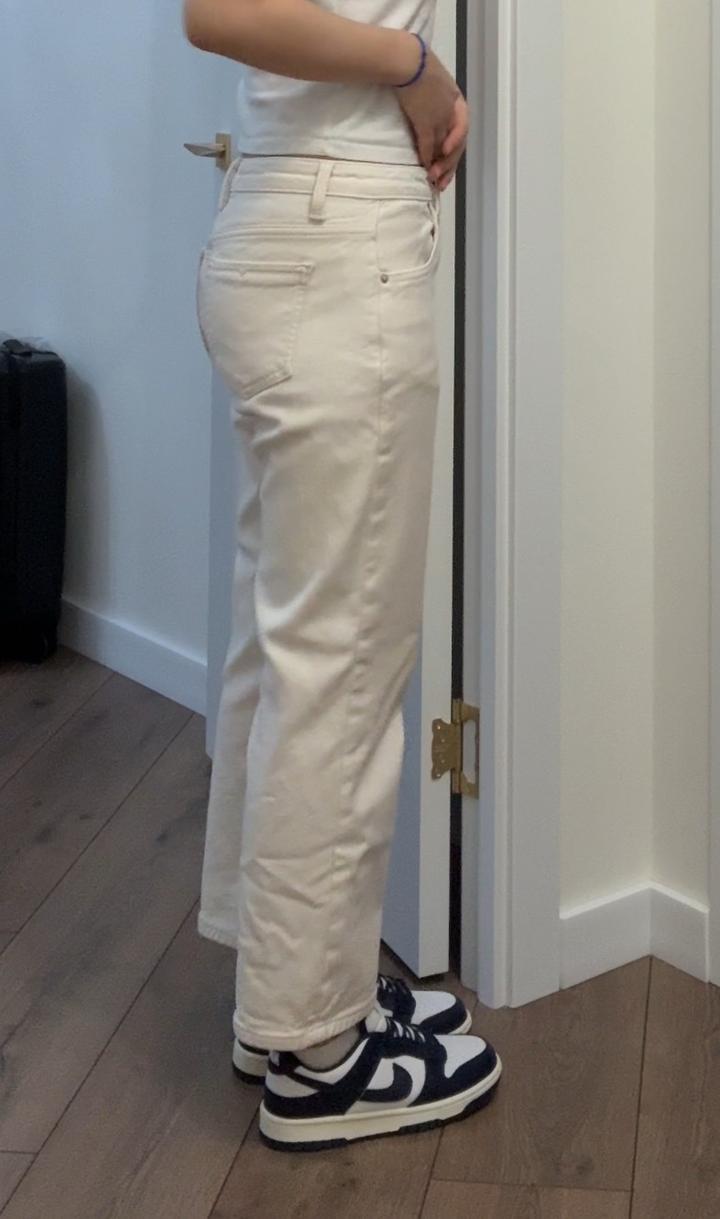 бежевые джинсы