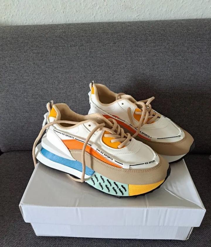 Женские кроссовки 40р