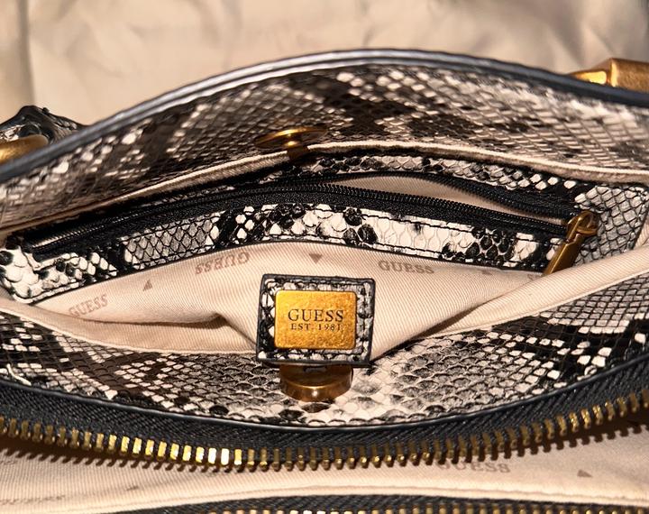 Сумка под питона от Guess