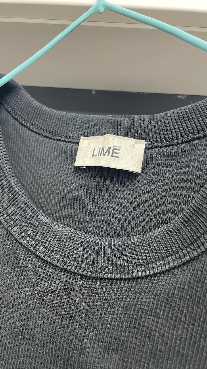 Белая и черная футболка Lime