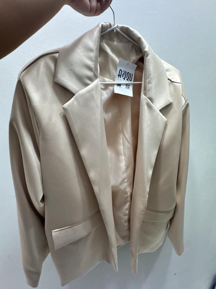 Атласный пиджак с юбкой