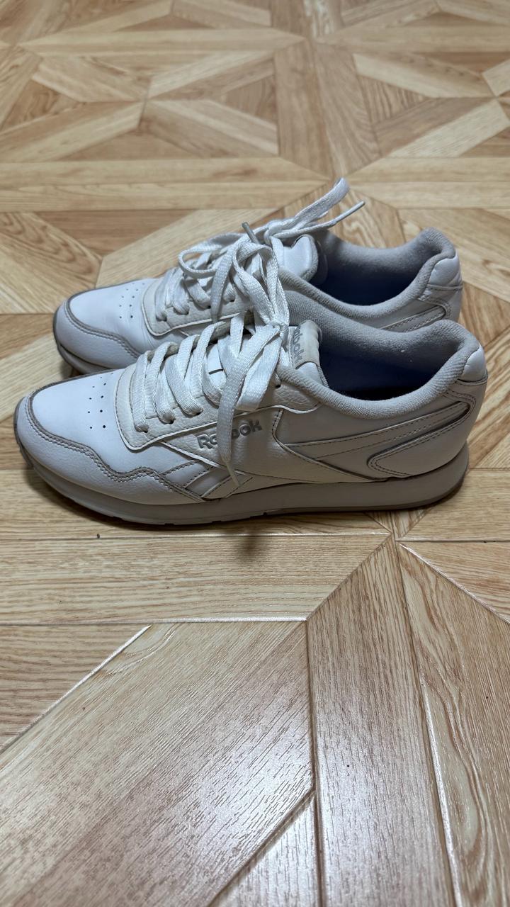 Белые кроссовки Reebok