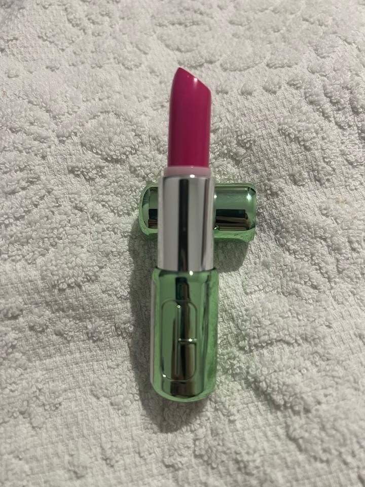 Сатиновая помада Clinique Pop Longwear Lipstick в оттенке №38 Confetti Pop.