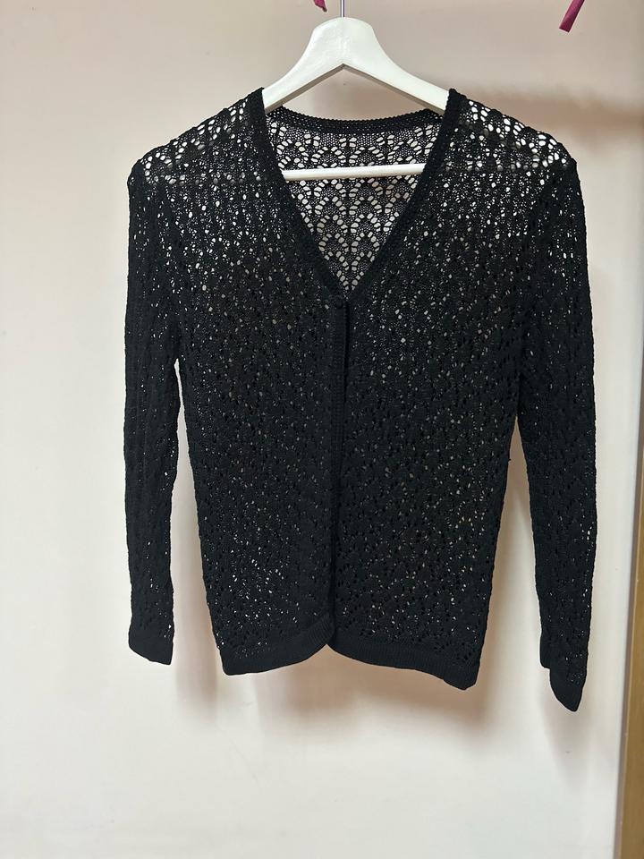 Лёгкий кардиган с деликатной ажурной вязкой