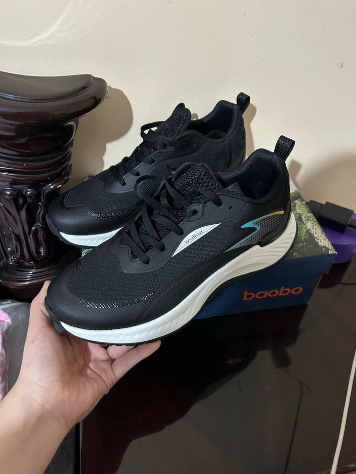 Чёрные кроссовки от бренда Li-Ning, соответствующие модели «Walker».