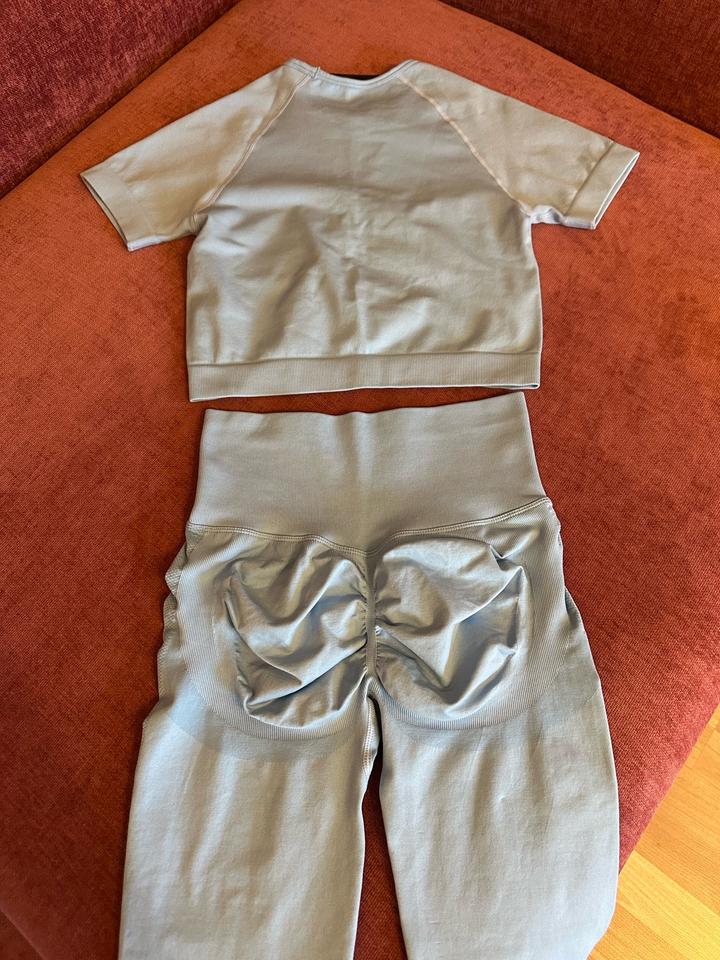 Фитнес костюм push-up новый