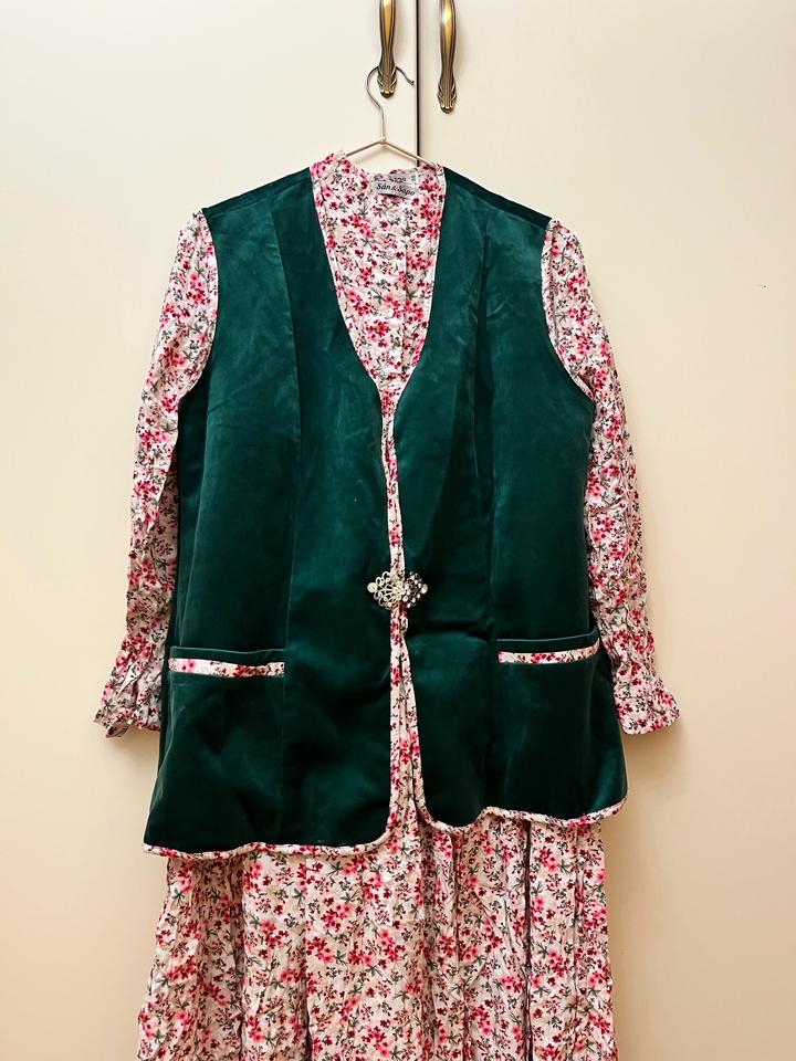 Двойка костюм платье с жилеткой