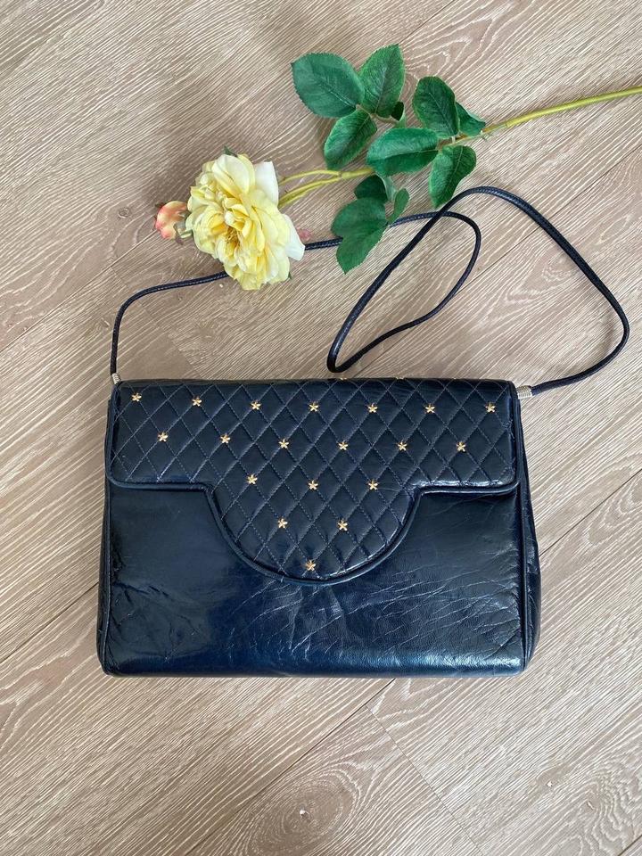 Сумка Stuart WeitzmanМасляная кожа, внутри тоже кожа. Размер 27*19*6 см.