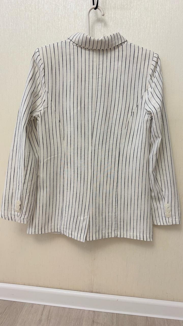 Пиджак в полоску от бренда AMISU