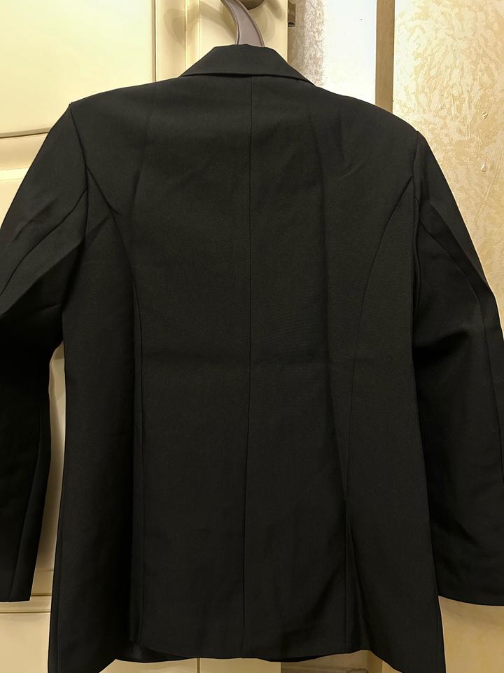 Новый пиджак с золотыми пуговицами