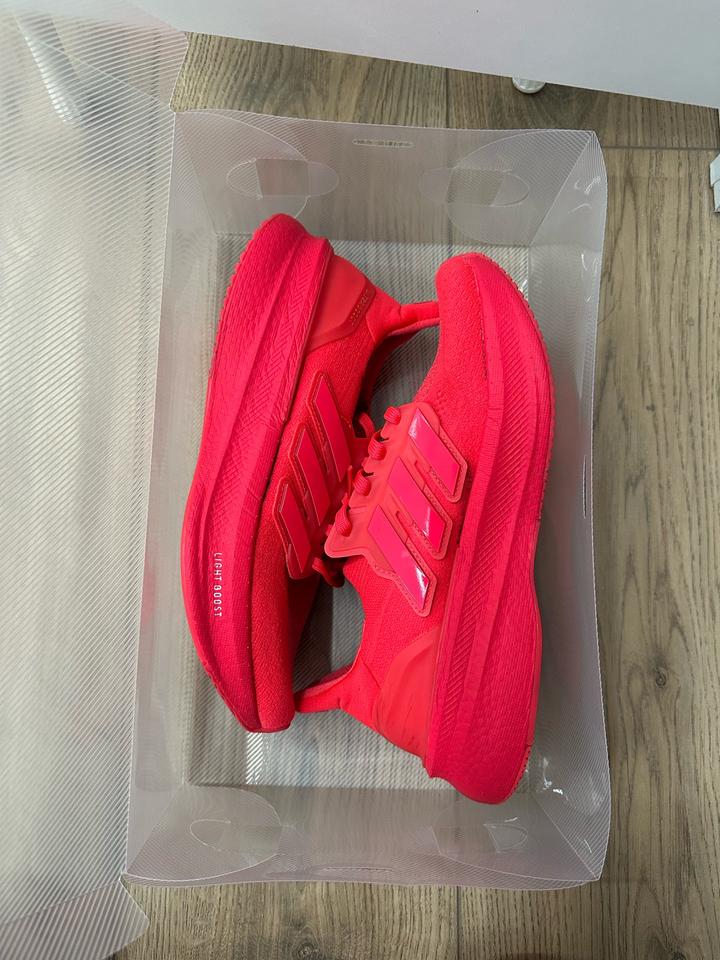 красные кроссовки Adidas