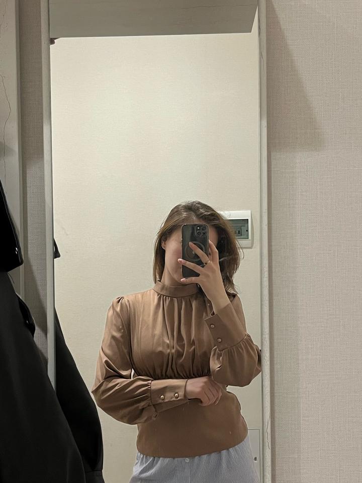 Атласная блузка коричневая