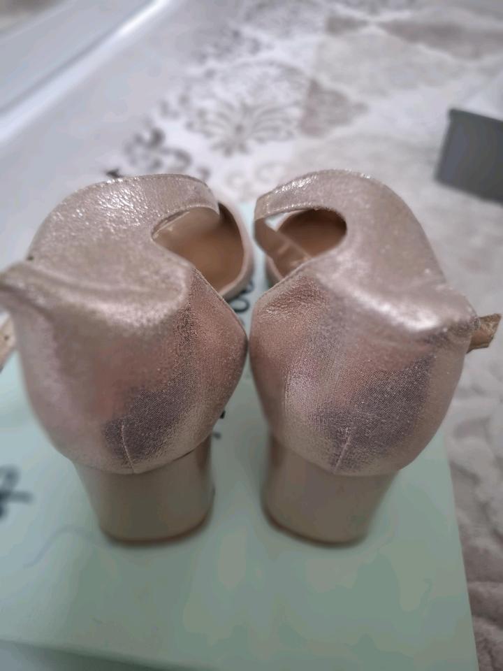 Золотистые туфли