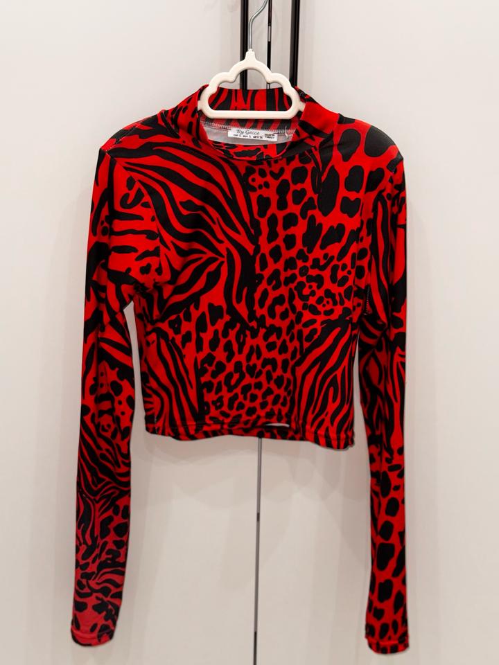 Продам тонкую кофту (водолазку)