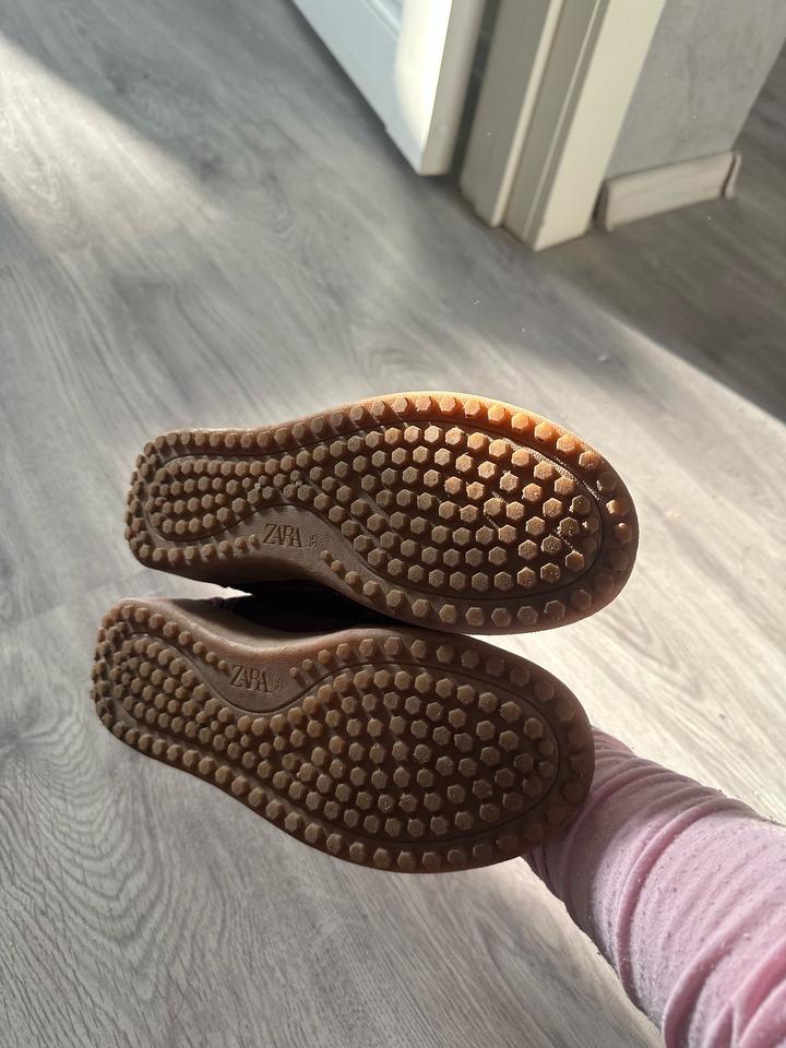 Новые кроссовки Зара