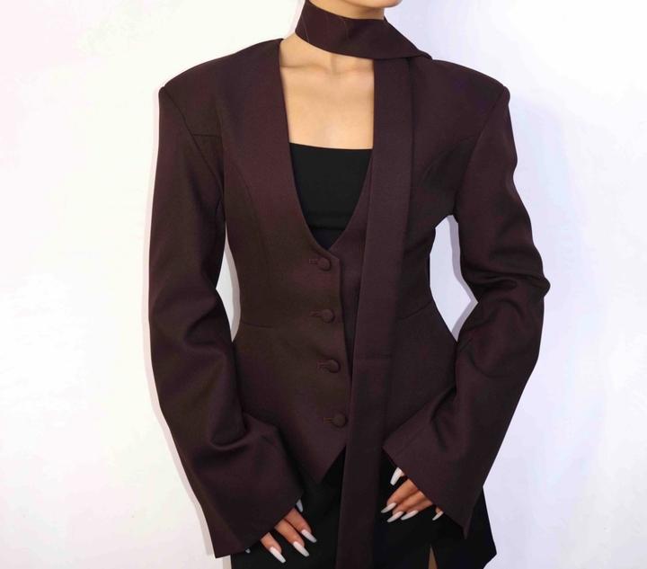 Приталенный коричневый пиджак