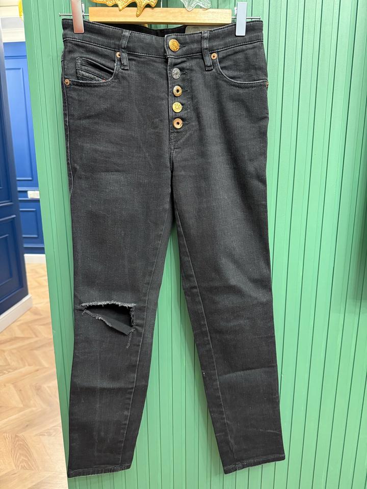 женские джинсы бренда Diesel имеют застежку на пуговицы и декоративный разре