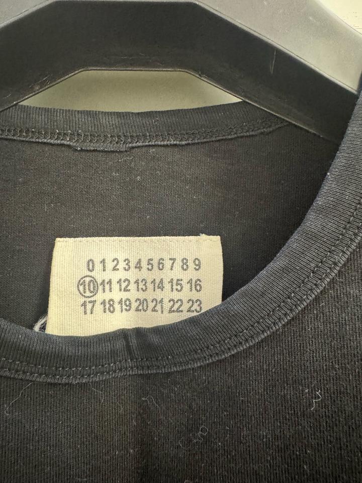 Футболка с вышитым логотипом от бренда Maison Margiela