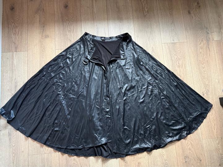 Черная юбка от Zara